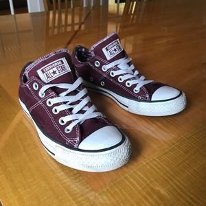 Chuck Taylor All Star Converse (Size 7 Women’s)